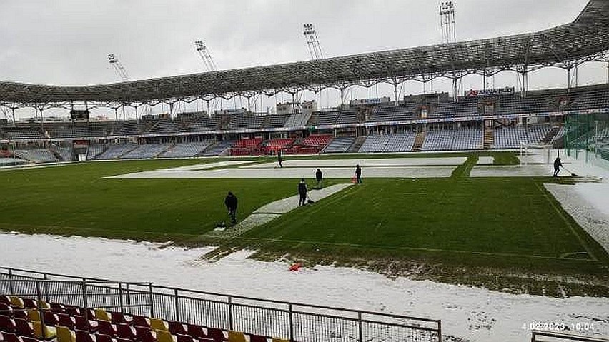 W sobotę do południa pracownicy MOSiR Kielce usuwali śnieg z...