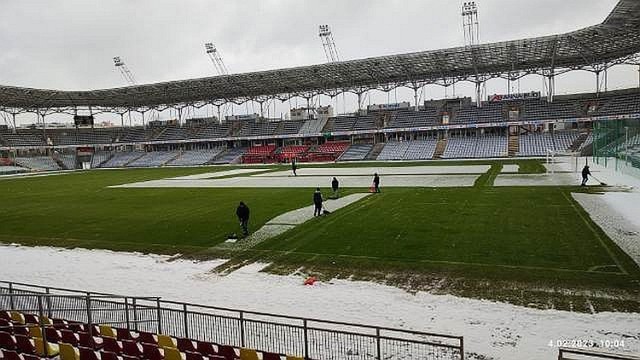 W sobotę do południa pracownicy MOSiR Kielce usuwali śnieg z murawy na Suzuki Arenie