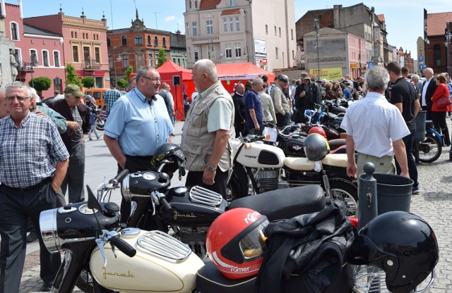 W niedzielę na Placu Jana Pawła II odbyła się Wystawa Zabytkowych Motocykli, zorganizowana przez Wąbrzeski Dom Kultury wraz z wąbrzeską delegaturą Automobilklubu Toruńskiego.Podczas wystawy właściciele jednoślad&oacute;w mogli wziąć udział w konkursach. Wśr&oacute;d zwycięzc&oacute;w &bdquo;najwolniejszej jazdy&rdquo; znaleźli się Wojciech Malinowski z Osia, Sebastian Kotuła z Zajączkowa i Wojciech Małgorzewicz z Jabłonowa Pomorskiego.  Osobom, kt&oacute;re w niedziele wybrały się na plac Jana Pawła II najbardziej spodobał się Junak M 10 z 1961 roku, kt&oacute;rego właścicielem jest Eugeniusza Opasa z Wąbrzeźna.Z kolei statuetkę i nagrodę za najlepszą stylizację otrzymali Lech Jamiński i Wojciech Głos z Torunia, Kamil i Dariusz Bunczkiewicz z Torunia oraz Piotr Kwaśniewski z Bobrowa. Natomiast najstarszym motorem sz&oacute;stej wąbrzeskiej wystawy okazał się Z&uuml;ndapp K 800 z 1936 r., kt&oacute;rego właścicielem jest Paweł Wyrembiak z Grudziądza. Inną z konkurencji, kt&oacute;ra cieszyła się dużym zainteresowaniem był wyb&oacute;r właściciela &bdquo;najgłośniejszego motoru&rdquo;. Tu najlepszy okazał się Paweł Śliwiński z Wąbrzeźna, za nim Bogusław Perlik, a trzecie miejsce zajął Stanisław Stożyński z Wałycza.Natomiast &bdquo;najcichszy motor&rdquo; na wąbrzeskiej wystawie należy do Kacpra Szczepańskiego z Wąbrzeźna.Podczas wystawy zabytkowych motocykli w Wąbrzeźnie można był podziwiać m.in. junaki, WSK-i, WFM-ki, hondy, jawy, komarki. &lt;iframe src=&quot;http://get.x-link.pl/c9a1791e-adb0-e81d-2af6-365c317b13bb,001b27b2-480a-061b-4e0c-4e8b4dad3548,embed.html&quot; width=&quot;640&quot; height=&quot;360&quot; frameborder=&quot;0&quot; webkitallowfullscreen=&quot;&quot; mozallowfullscreen=&quot;&quot; allowfullscreen=&quot;&quot;&gt;&lt;/iframe&gt;