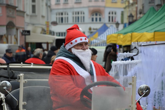 - Lubię ten nasz jarmark, co roku czekam na niego z niecierpliwością. Bo zawsze kupuję tu oryginalne prezenty - mówi Regina Hawrysz. - Takich rzeczy w żadnym markecie się nie dostanie. Zadowolona jest też Bernadeta Daniszewska, która stoi z drugiej strony stoiska. Do Zielonej Góry przyjechała z Bytnicy, by pokazać swoje oryginalne ozdoby. - Tu nie chodzi o zarobek, ale dzielenie się z innymi swoją pasją. Sprawia mi to wielką radość - mówi pani Bernadeta i pokazuje swoje koronkowe anioły. Zdaniem Violetty Barszczewskiej impreza mogłaby mieć jeszcze większy rozmach i zawierać więcej świątecznych atrakcji. - Co prawda, we Wrocławiu jest większy jarmark, ale też Wrocław jest większym miastem - twierdzi jej chłopak Rafał Bogucki.Jarmark bożonarodzeniowy możemy odwiedzać w godz. 12.00 - 19.00 do czwartku (22 grudnia). Swoje stroiki, anioły, haftowane obrusy, ozdoby choinkowe prezentują artyści i rękodzielnicy. Nie brakuje  również artykułów potrzebnych do przygotowania i wzbogacenia potraw wigilijnych. Można tu też spróbować grzanego wina, dowiedzieć się jak przygotować trunek. Natomiast w niedzielę, 18 grudnia, zaplanowano miejską wigilię. Życzenia złożą ks. bp.   Tadeusz Lityński, prezydent miasta Janusz Kubicki oraz po raz pierwszy w historii miejskich wigilii wojewoda Władysław Dajczak (godz. 15.30).  Podczas wigilii w koncercie kolęd i pastorałek zaprezentują się uczniowie szkół podstawowych nr: 7, 11, 14; Zespół Flash ze SP nr 7; studia wokalne: Młodzieżowego Centrum Kultury i Edukacji „Dom Harcerza”, M2, Pstryk, Studio A z Zielonogórskiego Ośrodka Kultury; chóry: ZOK, Poco Serioso z Zespołu Edukacyjny nr 4, Chór Towarzystwa Śpiewaczego Cantemus Domino pod kierownictwem prof. Macieja Ogarka i Studiem Piosenki Erato. Już o godz. 13.00 rozpocznie się pełna słodkości wigilia dla najmłodszych.Przeczytaj również: http://www.gazetalubuska.pl/wiadomosci/zielona-gora/a/lubuski-aniol-roku-ostatnie-godziny-glosowania,11582284/