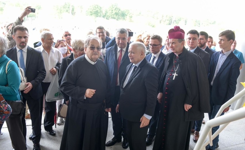 Jak wyglądają średnie miesięczne zarobki w fundacjach o....