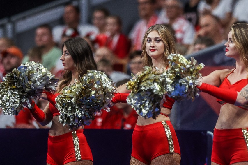 Cheerleaderki podczas siatkarskiego meczu Polska - Finlandia