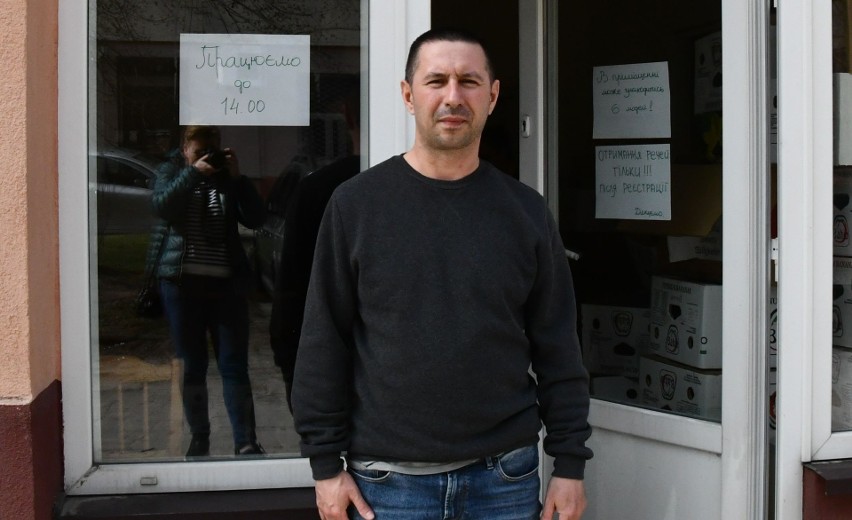 Oleg Sakajew ze Lwowa przed nowy punktem pomocy uchodźcom z...