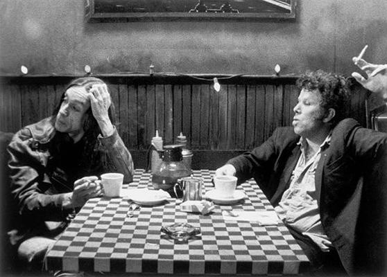 Film "Kawa i papierosy&#8221; Jima Jarmuscha to seria epizodów, w których bohaterowie popijając kawę i paląc papierosy rozmawiają na przeróżne tematy