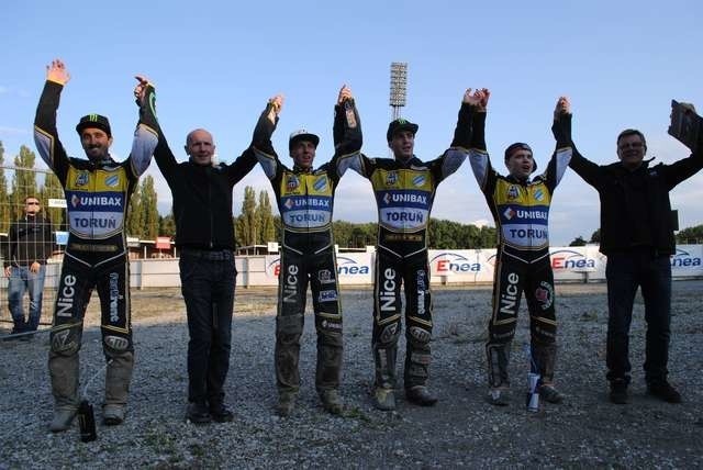 Radość tuż po meczu we Wrocławiu. Od lewej: Chris Holder, Jacek Krzyżaniak, Paweł Przedpełski, Darcy Ward, Emil Sajfutdinow i Stanisław Chomski