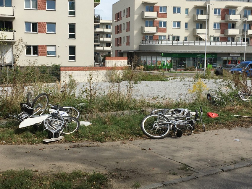 Wrocław: Samochód staranował stację rowerów miejskich