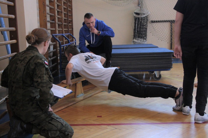 Żołnierze przygotowali zaprawę fizyczną dla uczniów Zespołu Szkół Informatycznych w Słupsku [zdjęcia]