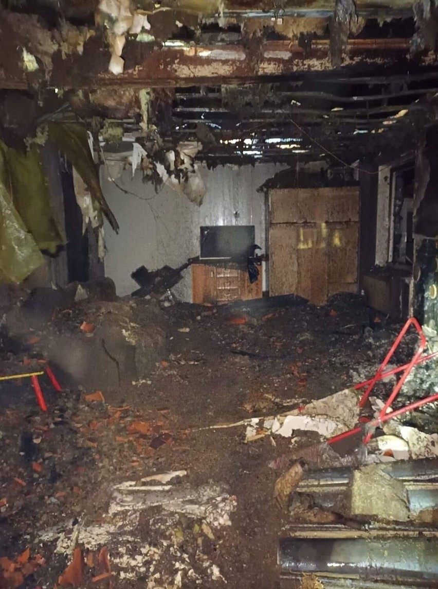 Pożar domu w Czarnem Górnem w gminie Gardeja. W akcji brało udział 7 zastępów strażaków