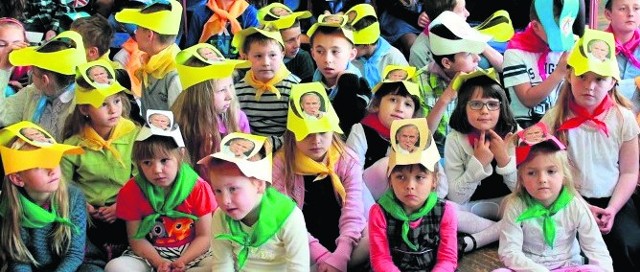 Uczniowie szkoły w Zięblicach obserwowali przebieg konkursu... w pięknych "czapkach papieskich&#8221;.