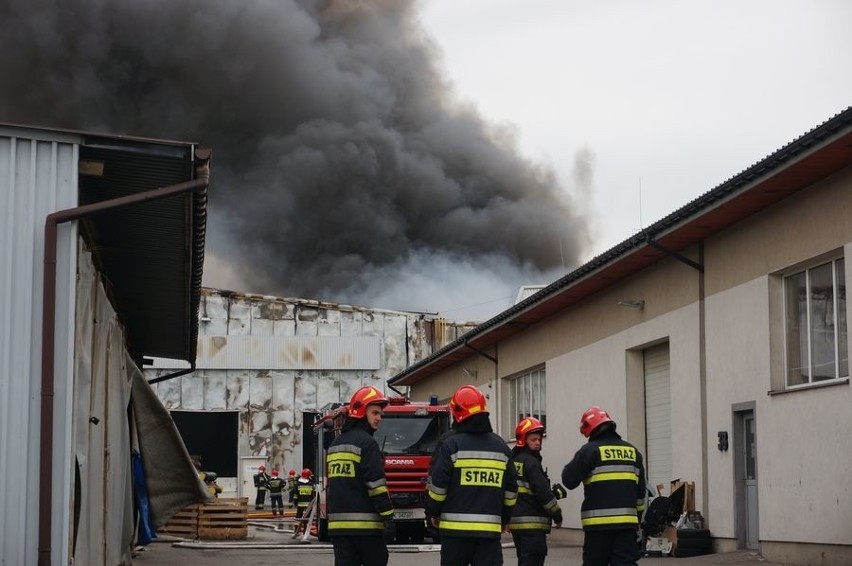 Pożar w Katowicach. Spaliła się hala magazynowa