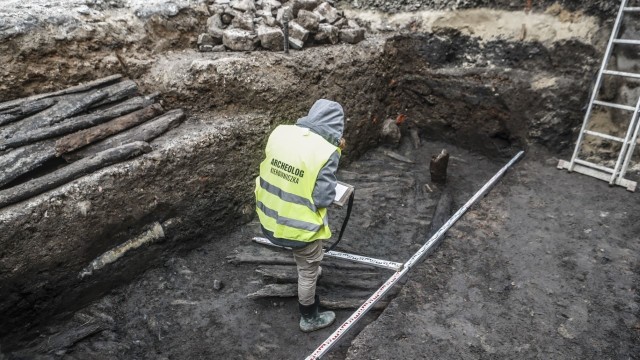 Archeolodzy prowadzący prace na ulicy Grunwaldzkiej, na odcinku pomiędzy ulicami Matejki a Kościuszki , natrafili na kamienną podbudowę muru solidnego budynku i ślady po kanalizacji.