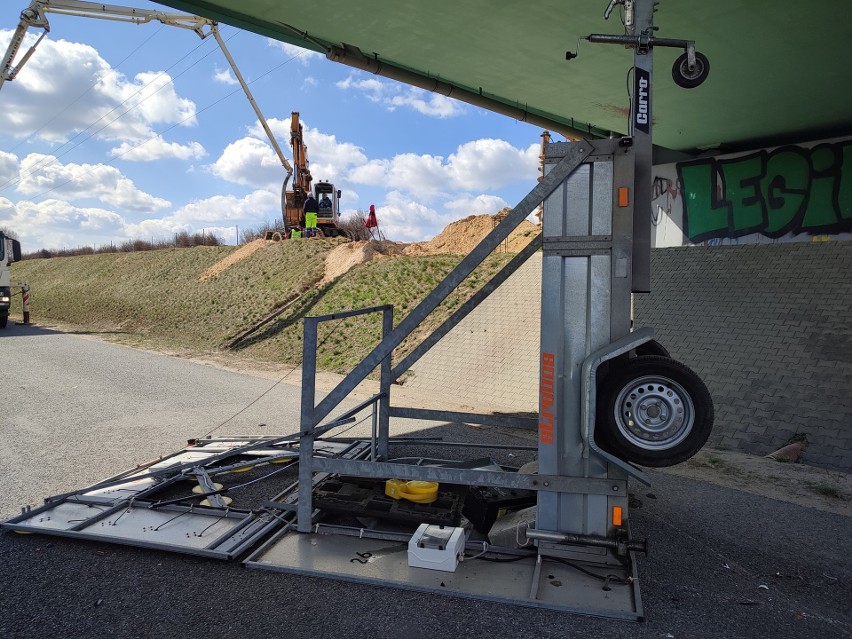 Wypadek na S8 w Turzynie. Kolizja z udziałem pojazdu ciężarowego i przyczepki służby drogowej. 12.04.2022