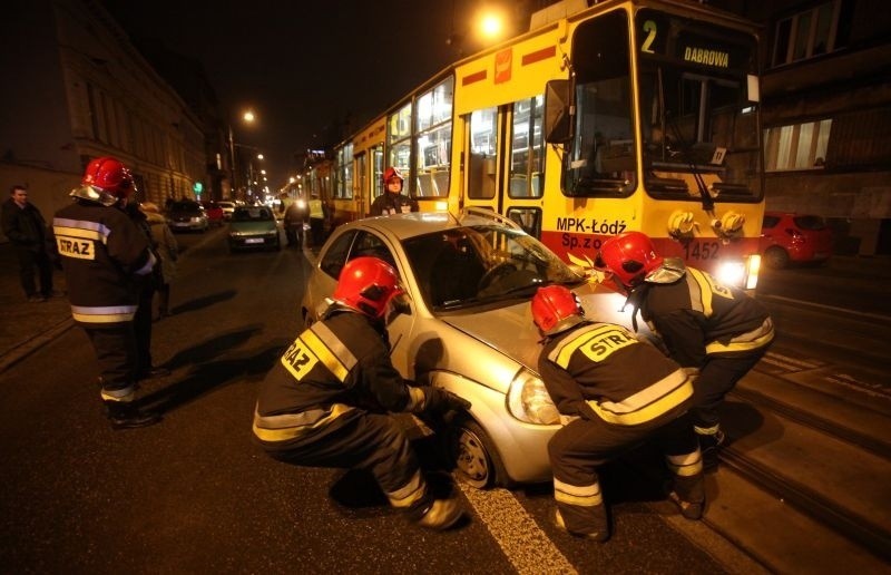 Zderzenie z tramwajem. Wypadek na Piotrkowskiej [ZDJĘCIA]