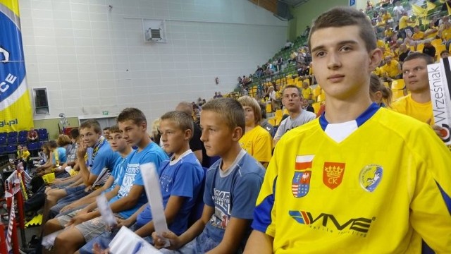 Pięćdziesięciu uczniów z Chlewisk doskonale bawiło się podczas meczów piłki ręcznej, na które wyjechali do Kielc.