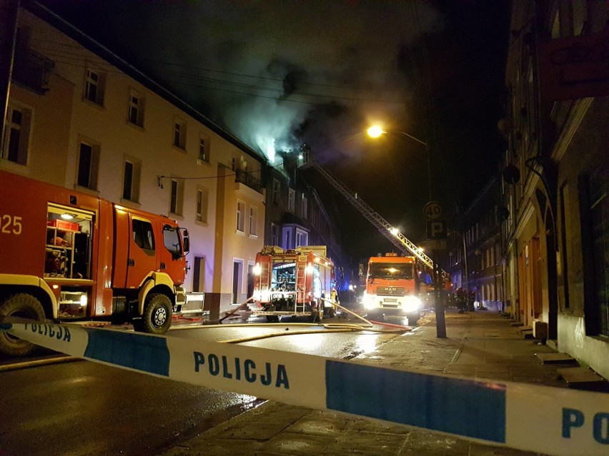 Szczecin: Pożar mieszkania i ewakuacja. W akcji pięć zastępów straży pożarnej