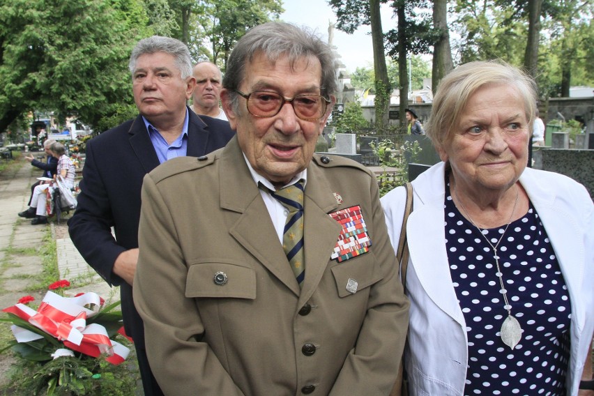 Odsłonięcie pamiątkowej tablicy upamiętniającej 70 rocznicę tragicznej  śmierci łódzkich harcerek.