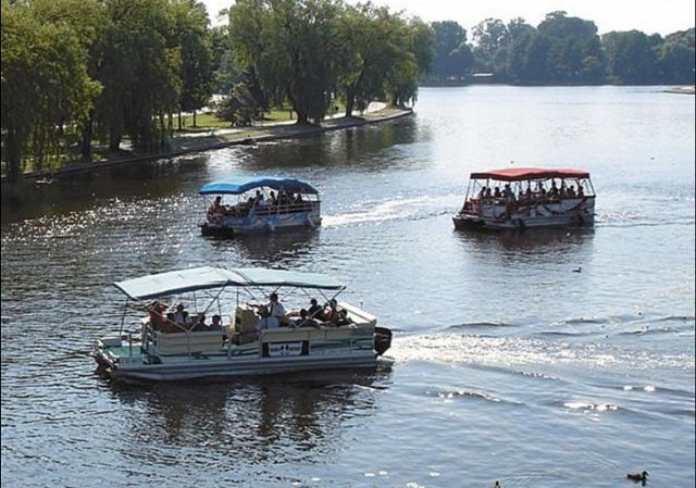 Gondole są jedną z większych atrakcji turystycznych w Augustowie. W sezonie z rejsów korzysta kilka tysięcy osób.