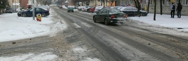 Mimo padającego od kilku dni śniegu służby odpowiedzialne za utrzymanie dróg w Tarnobrzegu &#8222;stanęły&#8221; na wysokości zadania i odśnieżyły najważniejsze ulice &#8222;siarkowego grodu&#8221;.
