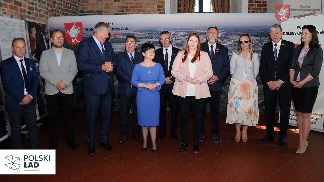 Spotkanie na zamku w Golubiu-Dobrzyniu, w którym uczestniczyli przedstawiciele rządu - wiceminister rolnictwa Anna Gembicka, posłanka Joanna Borowiak, wicewojewoda kujawsko-pomorski Józef Ramlau oraz starosta golubsko-dobrzyński Franciszek Gutowski, wicestarosta Danuta Malecka oraz włodarze miast i gmin powiatu golubsko-dobrzyńskiego