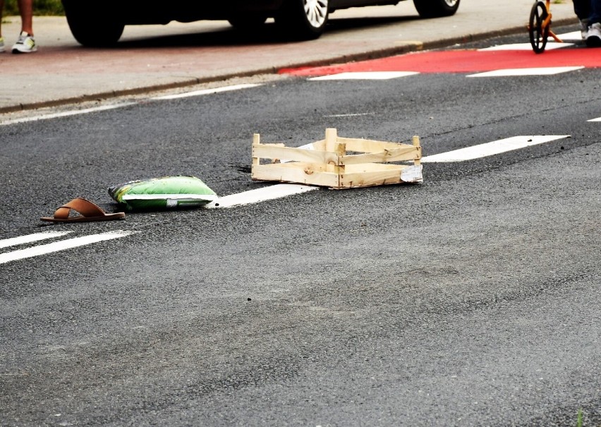 Wypadek w Sławnie 13.07.2022. Samochód potrącił 70-latka na pasach. Mężczyzna trafił do szpitala. ZDJĘCIA, WIDEO