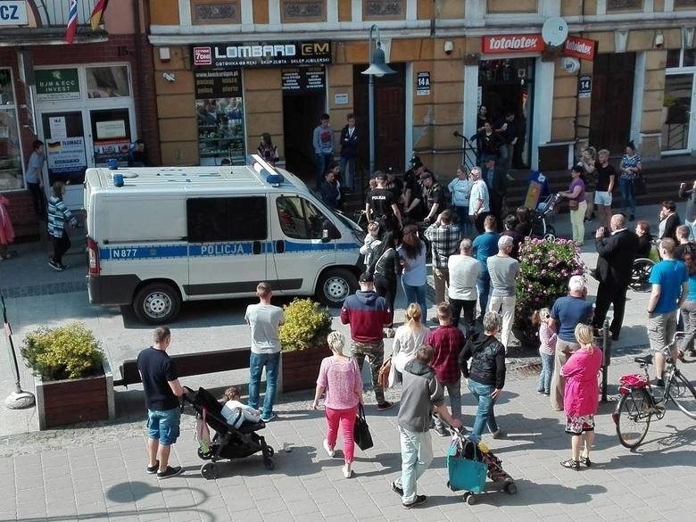 Kontrowersyjna interwencja w Lęborku. Policjanci zatrzymali...