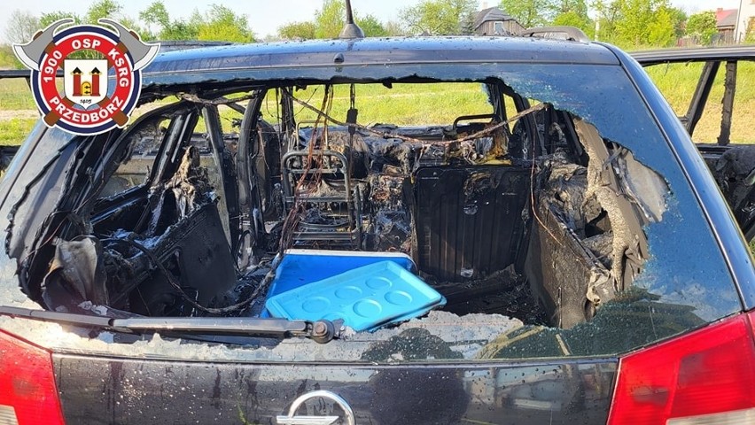 Pożar w Przedborzu. Na terenie myjni płonął samochód osobowy. ZDJĘCIA