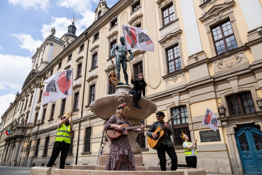 - Szpada jest bronią, a my w jej miejsce wkładamy w dłoń...