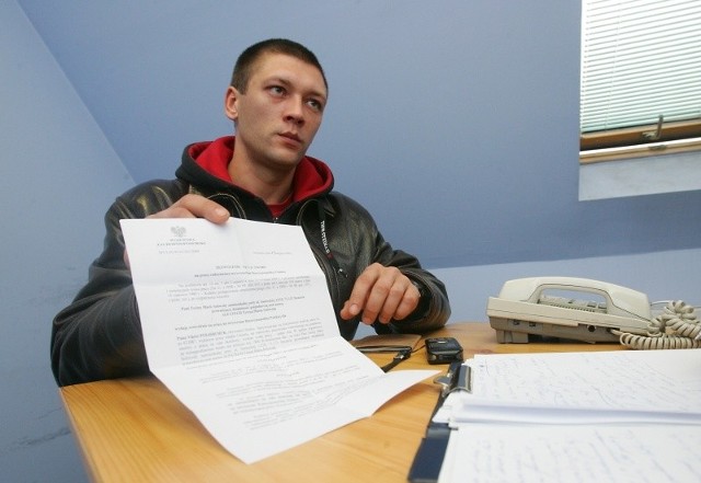 Wiktor Poliszczuk pokazuje zezwolenia na pracę z urzędu wojewódzkiego. Na tej pdodstawie powinien mieć umowę o pracę - nie ma!