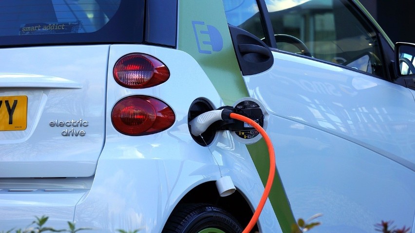 Europosłowie chcą zaostrzenia limitów emisji CO2 dla aut. Przestawimy się na elektryczne?