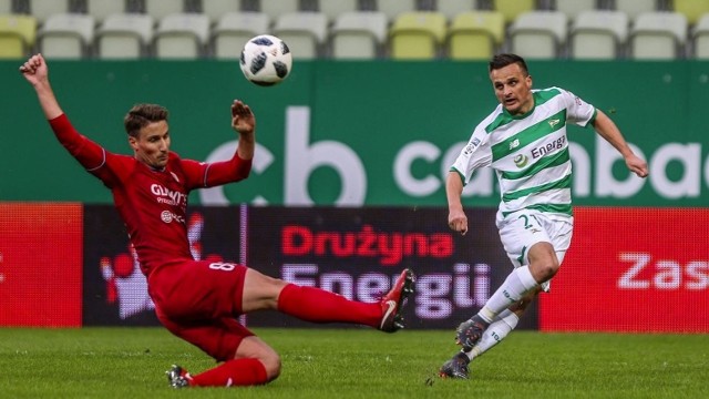 Widzew wyraził zainteresowanie pozyskaniem Sławomira Peszki, którego nie chce już Lechia Gdańsk. Doświadczony skrzydłowy ma także kilka innych propozycji. Nie można też wykluczyć, że piłkarz może wyjechać z Polski.Kto chce Peszkę w Łodzi i co sam piłkarz mówi o Widzewie? Czytaj na kolejnych slajdach 