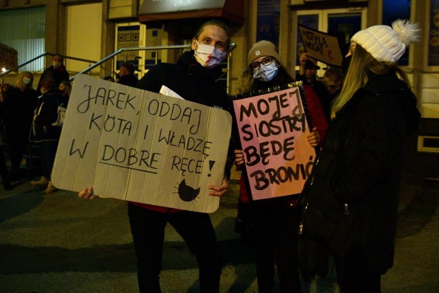 W sobotę wieczorem odbył się kolejny protest kobiet. Trasa tradycyjnie rozpoczęła się przy siedzibie Prawa i Sprawiedliwości w Radomiu. Pikietujący udali się ulicą 1905 roku, następnie przeszli ulicą Młodzianowską, Mariacką do ronda Kisielewskiego, oraz ulicą Narutowicza do ulicy Kościuszki. Nieśli ze sobą transparenty, krytykujące decyzje władzy oraz Trybunału Konstytucyjnego w sprawie zaostrzeń przepisów o aborcji. Pikiety kobiet oraz wspierających ich mężczyzn nieprzerwanie odbywają się - zarówno w Radomiu, regionie, jak i całym kraju - od ponad tygodnia. Zobacz kolejne zdjęcia z sobotniej akcji w Radomiu >>>