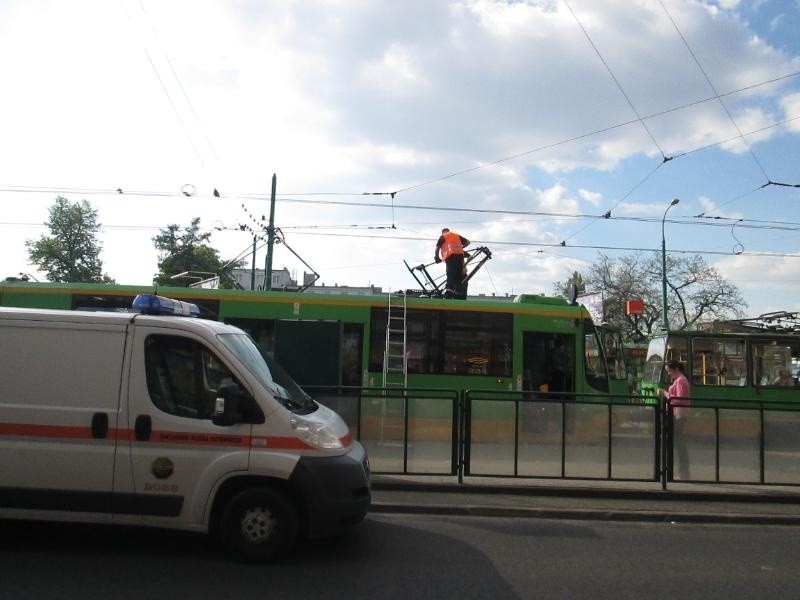 Poznań: Tramwaj zerwał sieć trakcyjną. Kursowały autobusy...