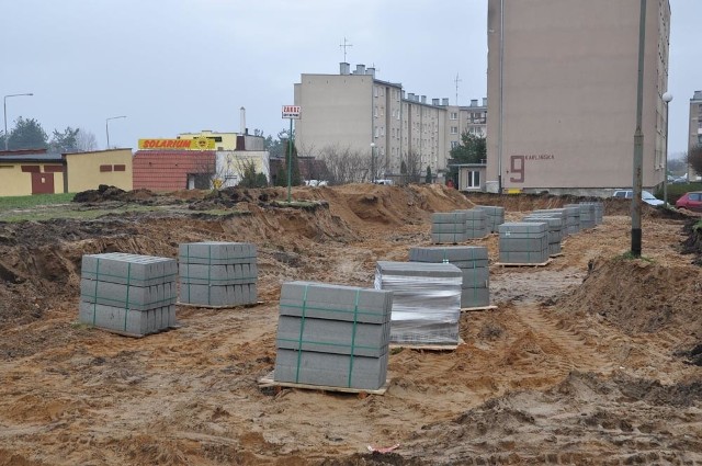 Plac budowy parkingu przy ulicy Karlińskiej, koszt &#8211; ponad 200 tys. zł. 