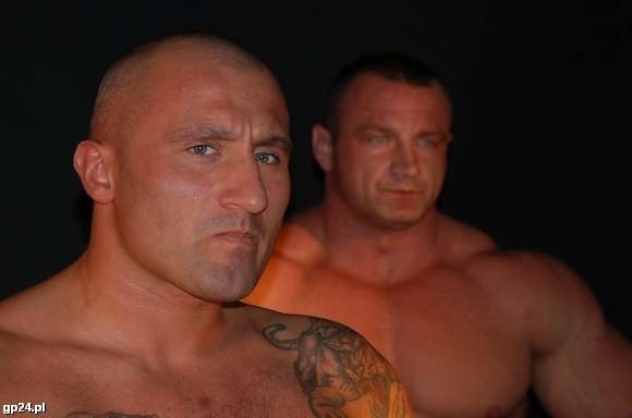 Marcin Najman (na pierwszym planie) 44 sekundy wytrzymał na ringu z Mariuszem Pudzianowskim.