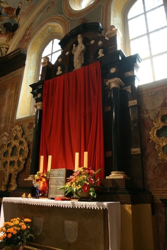 Ołtarz w kaplicy Oleśnickich po zakończonym remoncie wygląda jak nowy.