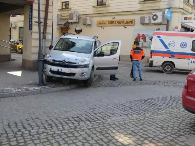 Kolizja w Wadowicach Citroen na krakowskich tablicach wjechał na chodnik i zdemolował betonowe słupki. Utknął na jednym z nich