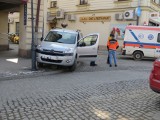 Nietypowy wypadek w Wadowicach. Kierowca z Krakowa wjechał na chodnik, zdemolował słupki i na nich zawisł [WIDEO] [AKTUALIZACJA]