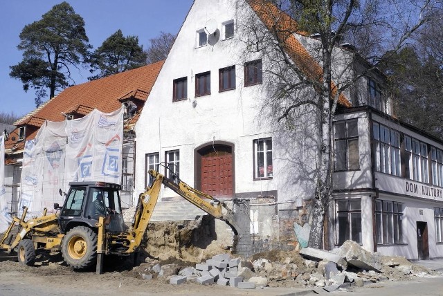 Budynek byłego domu kultury w Kępicach przechodzi kapitalny remont. Po jego zakończeniu w placówce znajdzie siedzibę Biblioteka Miasta i Gminy. 