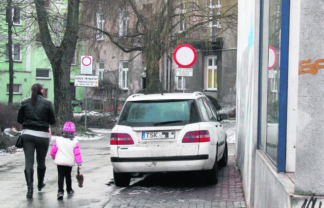 Parkowanie przed budynkiem mieszkalnymMieszkańcy wieżowców przy ulicy Czarnowskiej skarżą się, że kierowcy zastawiają drogę dojazdową.