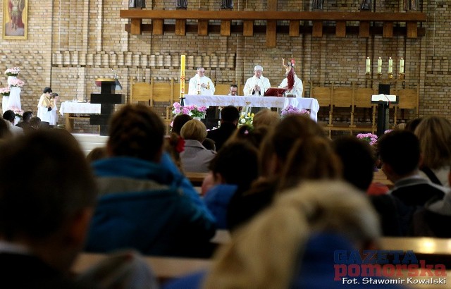 80 lecie SP 13 w ToruniuUroczystości rozpoczęły się mszą świętą na Rybakach