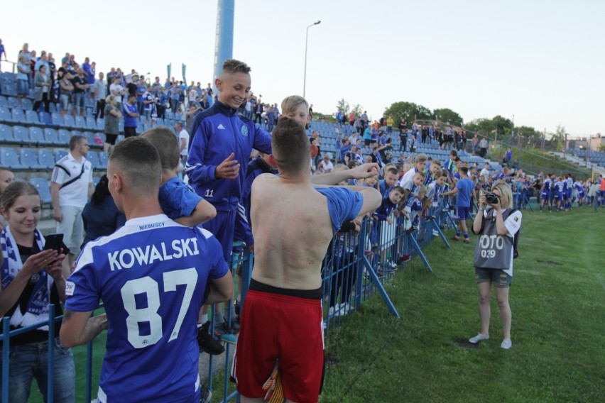 Ruch Chorzów - GKS Katowice 1:0. Tak cieszyli się kibice i piłkarze Niebieskich ZDJĘCIA