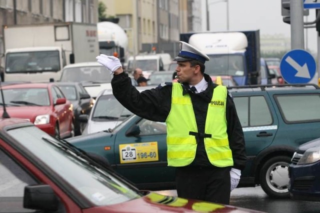 Policjanci z drogówki mają coraz więcej pracy, dlatego potrzebują wsparcia.