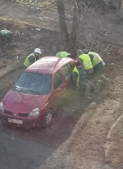 Co za głupota! Robotnicy przestawili samochód koparką. Tak pracuje ekipa przy Niemodlińskiej w Opolu