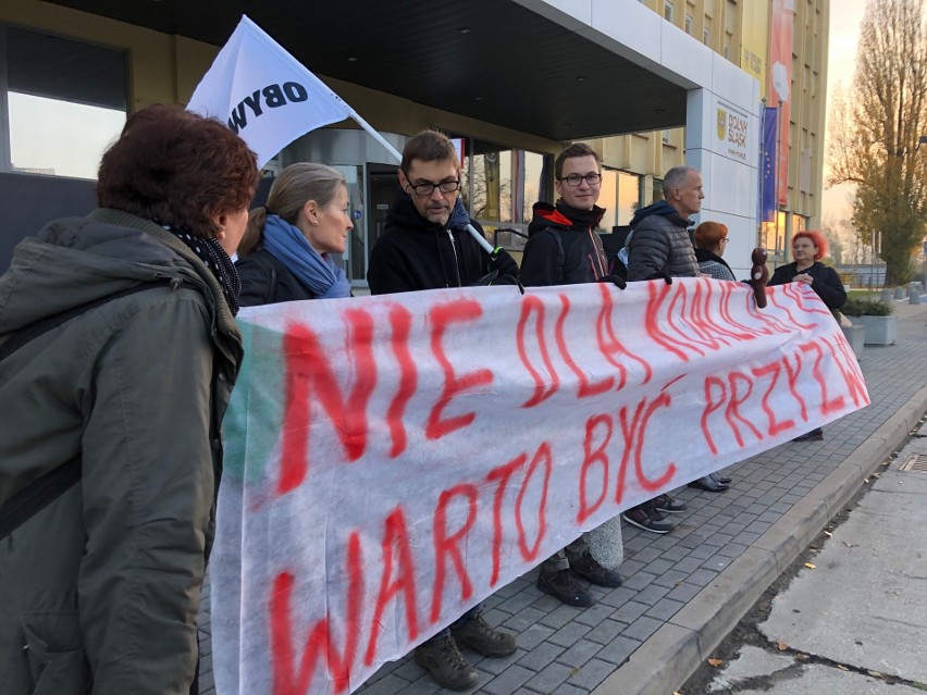 Protest przed urzędem: Nie chcą rządów PiS (ZDJĘCIA)