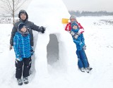 Igloo w Rybniku jak z Grenlandii. Zrobiła je rybnicka rodzina. "Budowaliśmy igloo z kostek, ubijaliśmy śnieg przez kilka godzin"