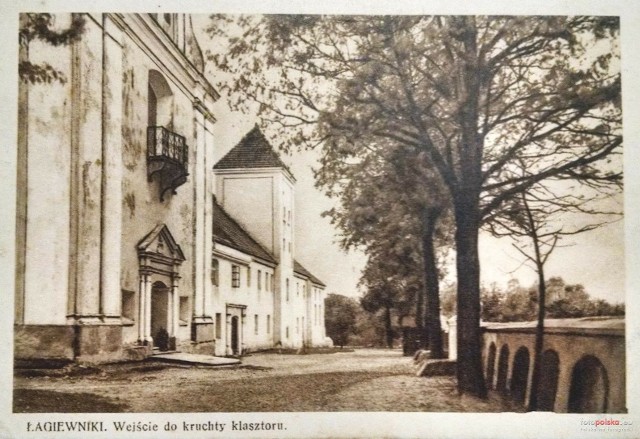 16 maja 1726 prymas Teodor Potocki konsekrował kościół św. Antoniego Padewskiego w łódzkich Łagiewnikach. Na zdjęciu klasztor i kościół w Łagiewnikach, lata 1900-1910.