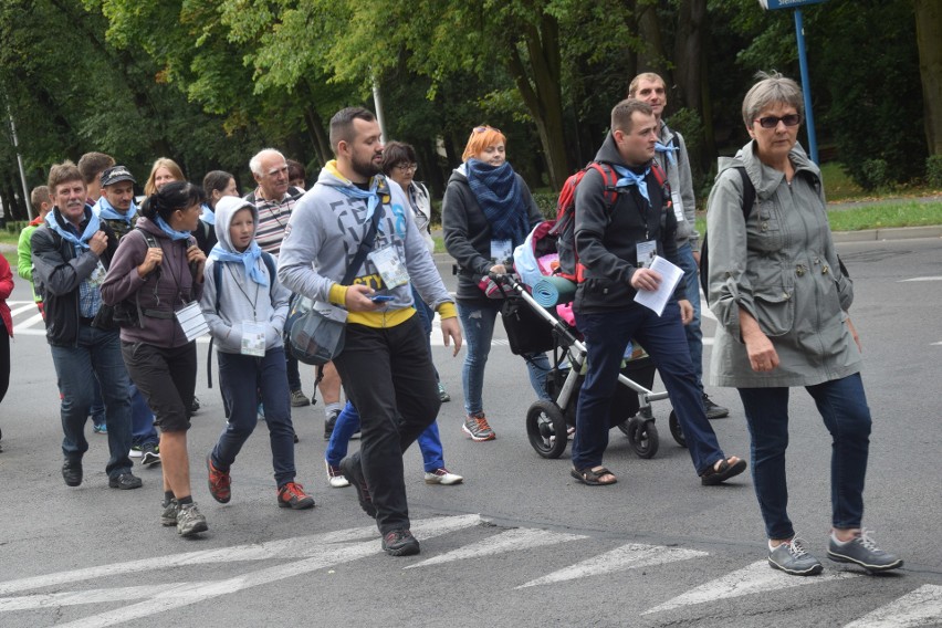 Zawierciańska Piesza Pielgrzymka idzie na Jasną Górę ZDJĘCIA