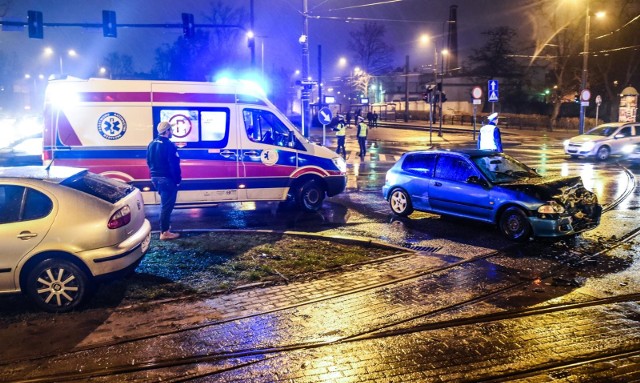 Zderzenie aut na skrzyżowaniu Focha i Ks. Kordeckiego w Bydgoszczy
