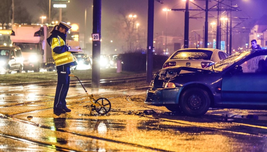 Zderzenie aut na skrzyżowaniu Focha i Ks. Kordeckiego w...