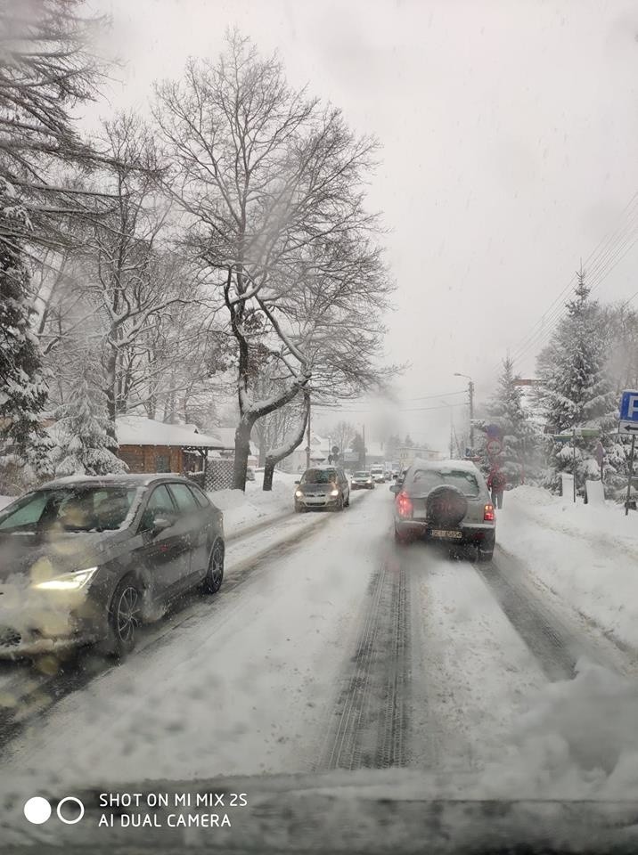 Beskidy: trasa z Ustronia do Wisły zakorkowana, ciągle mocno pada śnieg ZDJĘCIA